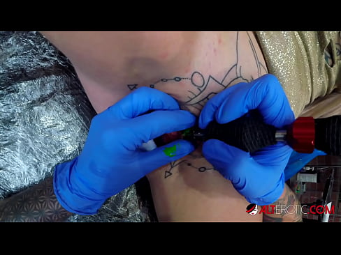 ❤️ Sully Savage, hottie estremamente tatuata, hà fattu un tatuatu nantu à u clitoris ❤️ Cazzo à co.rex-porn-com.ru ❌️